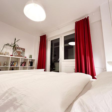 Lola'S Apartament Close To City Center Bukares Bagian luar foto