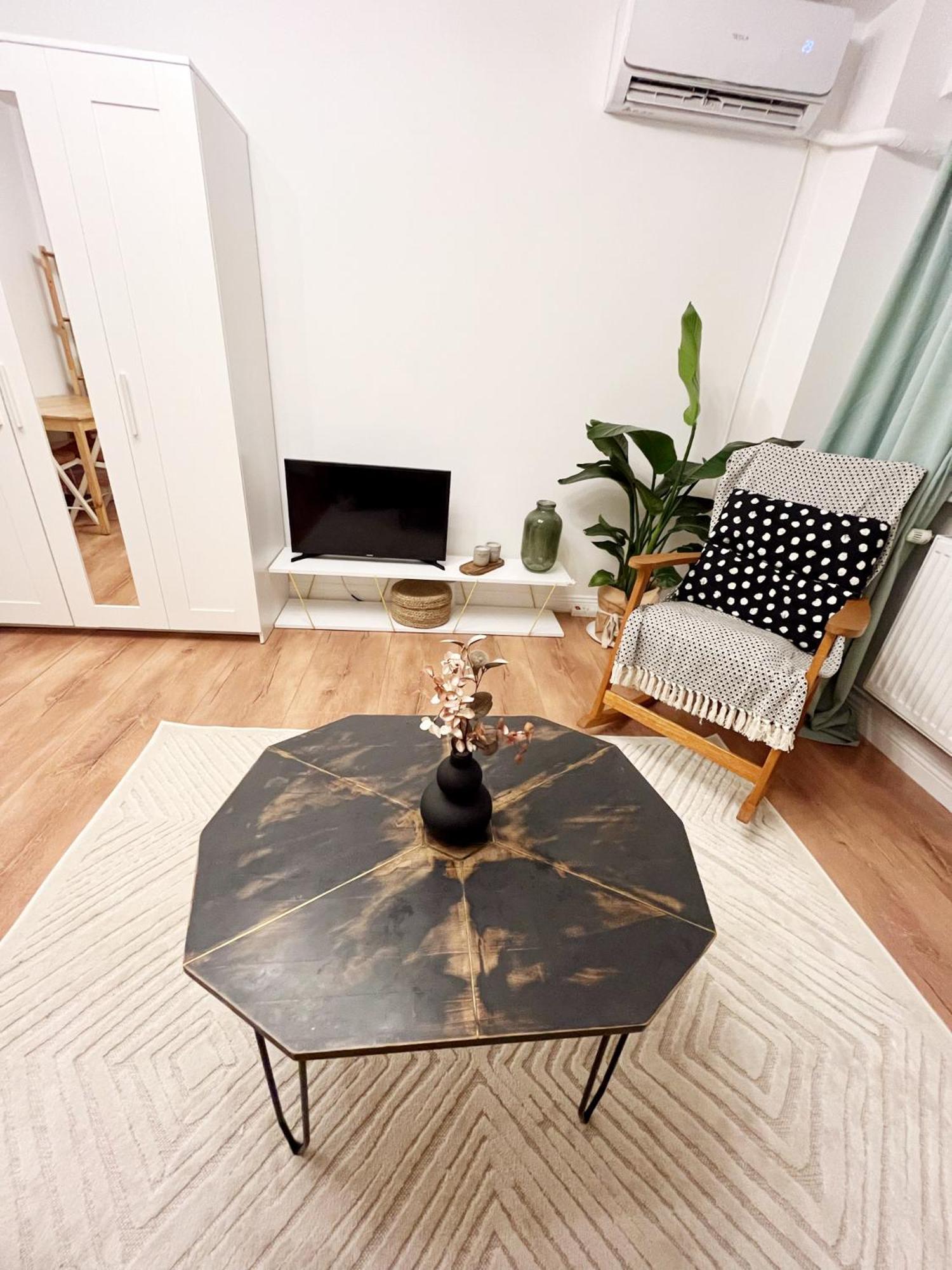 Lola'S Apartament Close To City Center Bukares Bagian luar foto
